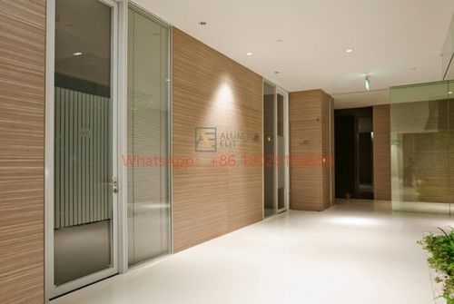 Últimas soluções da empresa sobre Como as Divisórias de Vidro em Aço e Alumínio Elevam os Espaços Modernos: Estilos de Design e Estética Explicados