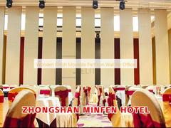 Divisória Móvel com Acabamento em Madeira para Escritório