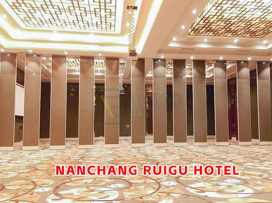 Bom preço. Hotel Nanchang RuiGu: Parede divisória acústica de madeira com roldanas em aço inoxidável 304 e perfil 6061-T6 para alturas de até 18M on-line