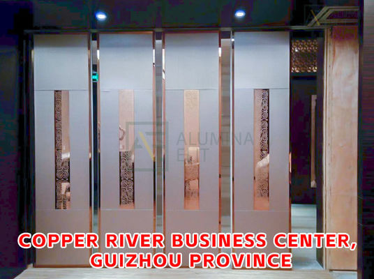 Bom preço. Dimensões personalizáveis Parede dobrável com estrutura de alumínio e material MDF para espaços versáteis on-line