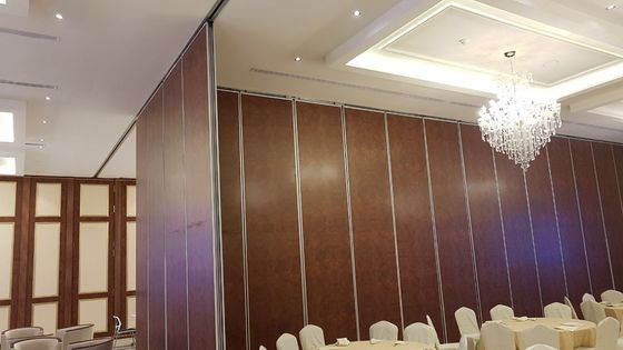 Laboratório / Edifício de escritórios Parede divisória acústica com acabamentos decorativos