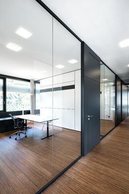 Sistema de parede divisória de vidro sem quadro para escritório Privacidade Vidro temperado de 12 mm com perfil de alumínio Vidro panorâmico