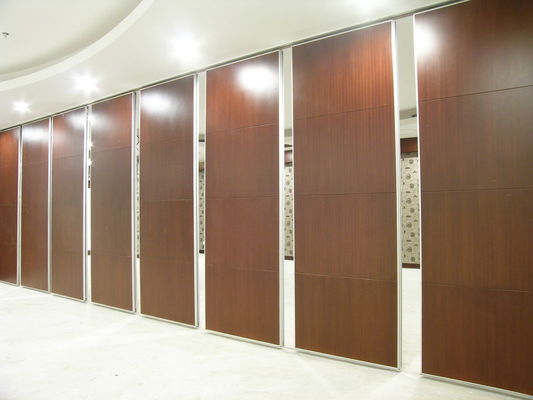 Parede operável com revestimento de tecido MDF para sala de conferências